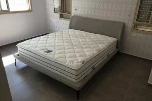 מיטה זוגית עם ראש מיטה