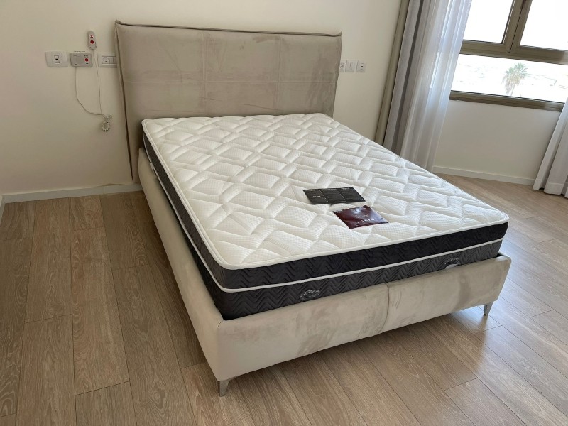 מיטה זוגית מרופדת עם ארגז מצעים דגם נובה+אודין